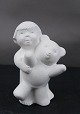 Stone Art hvid figur fra Marbell, Belgien. Barn med bamse