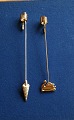 Georg Jensen Julepynt. Par lyseholdere i forgyldt 
messing, Kræmmerhus og Svane