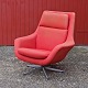 Rød lænestol med drejefod
