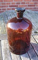 Stor og velholdt apotekerflaske 5 liter i 
mørkebrunt glas.