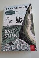 Saltstien
Af Raynor Winn
Dokumentarisk gribende beretning om at rammes af 
flere ulykker inden for kort tid, økonomisk, 
helbredsmæssit og derfor i afmagt smide deres 
sidste ejendele i rygsækken og går … og går. De 
begiver sig ud på en tusind lang...