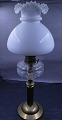 Petroleum bordlampe i messing med Opaline skærm fra 1.halvdel af 1900 tallet. Højde ca. 62cm. Det klare glasrør mangler.
