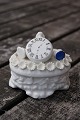 Small oval jewel case of porcelain with many 
details.