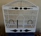 Stort Fuglebur i hvidmalet metal fra 1.halvdel af 1900 tallet i pæn stand. 60x63x29cm