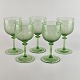 Fem grønne hvidvinglas
med adelsmærke