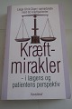 Kræftmirakler, - i lægens og patientens perspektiv
Af læge Ulrik Dige i samarbejde med 62 kræftpatienter
 (se mere info på foto af bagsiden af bogen)
Forlag: Hovedland
2000
Sideantal: 399
As good as new