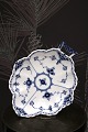Rare leaf-shaped dish / plate with handle in Blue Fluted Half Lace from Royal 
Copenhagen. 
From 1898-1923...