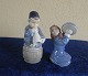 Royal Copenhagen figurer nr. 3677 Pige med 
grydelåg og nr. 3689, Dreng med horn