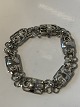 Armbånd i 830 sølv, med flotte detaljerede led.
Længde 19 cm.