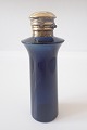 Parfumeflaske i blåt glas med messinglåg.