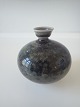 Berndt Friberg - lille buttet vase i stentøj.