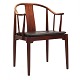 Hans J Wegner Kinastol. Hans Jørgen Wegner, 1914-2007, Kinastol i mahogni med sort læderhynde. Fremstillet af Fritz Hansen år 1990. God stand med lettere patinering