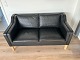 MR Retro Design præsenterer: Arkitekttegnet Mogens Hansen MH195 2-personers sofa i sort premium læder med ben i ...