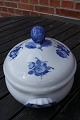 Blå Blomst Flettet porcelæn. Ragoutfad med låg nr. 8054 i 2. sortering. 