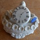 Lille ovalt smykkeskrin i porcelæn med mange detaljer.