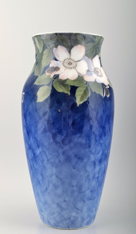 Royal Copenhagen vase dekoreret med blomster. 
