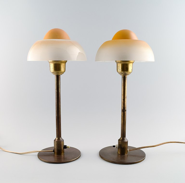 Fog & Mørup : Et par bordlamper med stamme af bruneret messing,  monteret med 
"Spejlæg" skærme af glas.