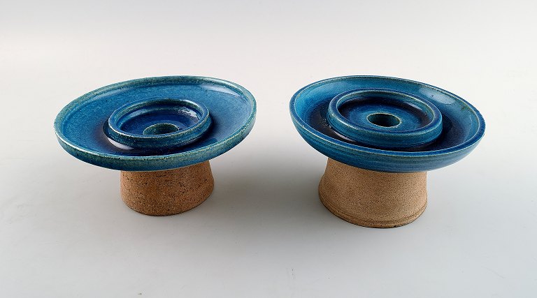 Kähler, Denmark, glazed stoneware, a pair of low candlesticks, 1960s.Designed by Nils Kähler. Turquoise glaze.