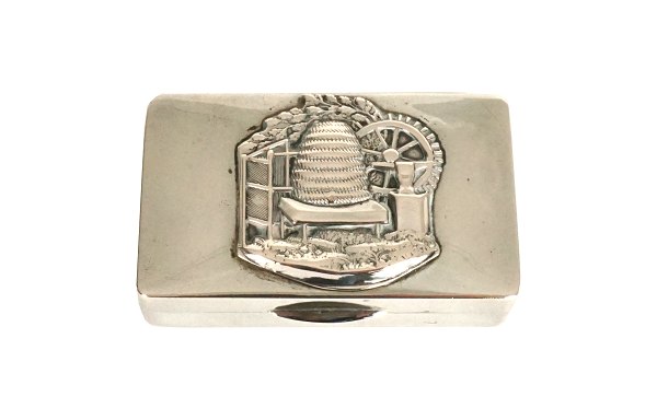 Lugtedåse, sølv. Indvendig forgyldt med gennembrudt og forgyldt gemme. P. S. H. 
Ludvigsen, Haderslev 1855