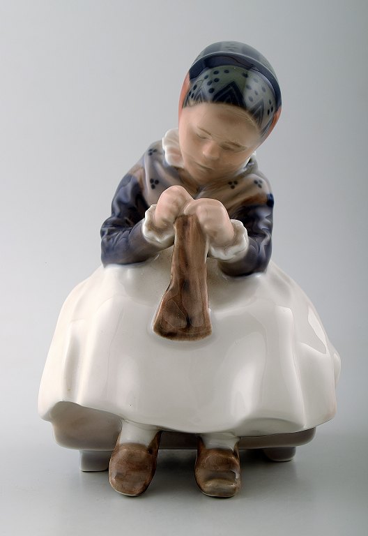 Strikkende Amagerpige (nr. 1314) fra Royal Copenhagen. 