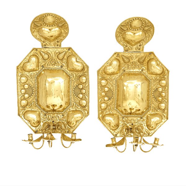 Et par store vægskjolde, messing, med tre lysarmeDanmark ca. år 1740H: 75cm. B: 37cm