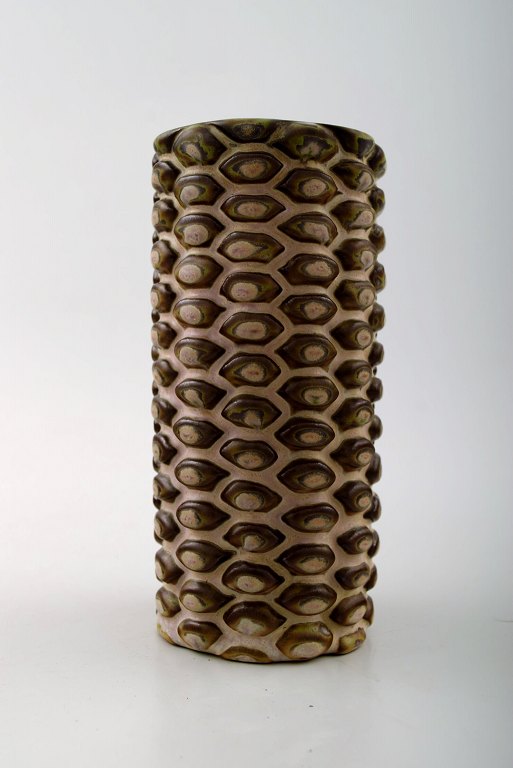 Axel Salto for Royal Copenhagen: Vase af stentøj modelleret med knopper i relief, dekoreret med sungglasur.