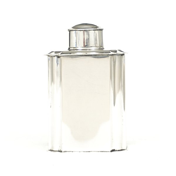 Ligeknækket tedåse, sølv, barok. Mester I. K. Sommerfeldt, Aalborg, 1726-72, ca. år 1740. H: 10,3cm. V: 155gr