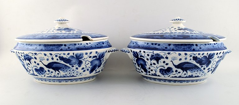 Påfuglestel fra Københavns fajancefabrik/Aluminia. 
Lågterrin. 2 stk. på lager.