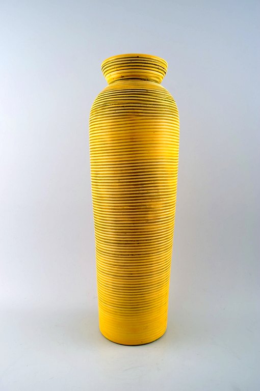 Gefle, Bo fajans gulvvase i moderne design, gulglaseret.