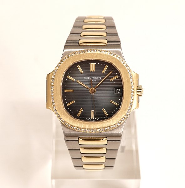 Patek Philippe Nautilus, Ref. 3800/002JA, Stahl und 18kt Gold. 76 Diamanten. Kompletter Satz. Erworben 04.11.92. Sehr guter Zustand. D: 37mm