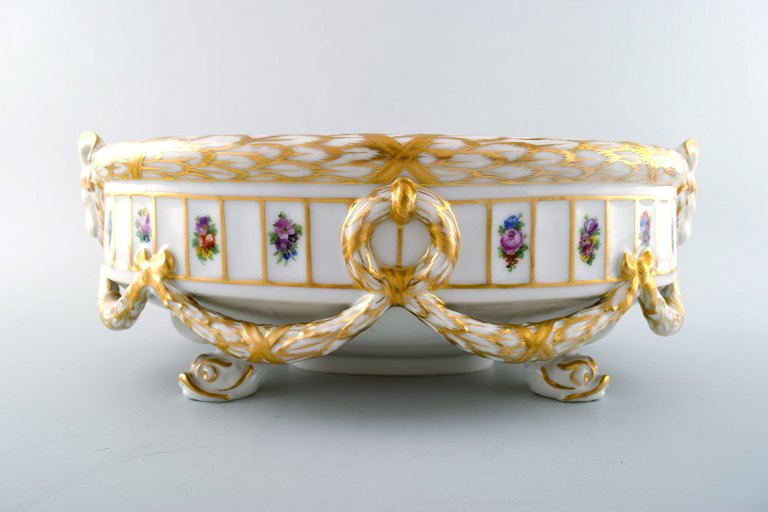 Henriette, Kongelig porcelæn. Royal Copenhagen Henriette, håndmalet porcelæn med 
guldkant. Kgl. Henriette, meget sjælden stor skål med væddere, 444/11532.