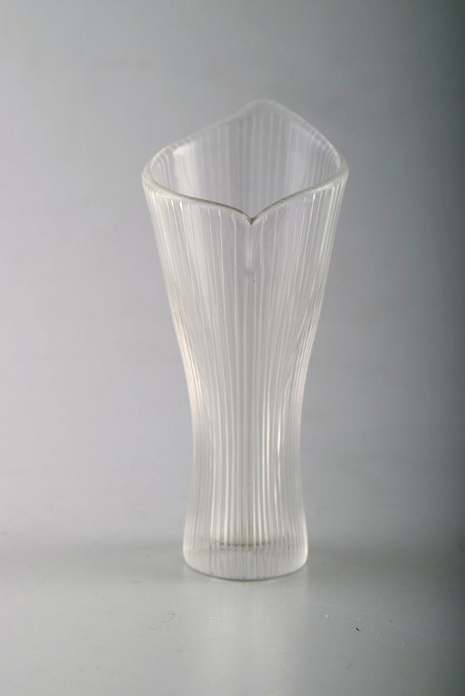 Tapio Wirkkala for Iittala. Klar kunstglas vase med indgraveret dekoration i form af striber.