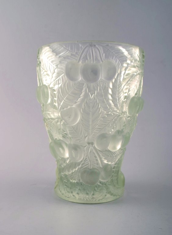 Lalique stil kunstglas vase i klart glas med kirsebær i relief. 
