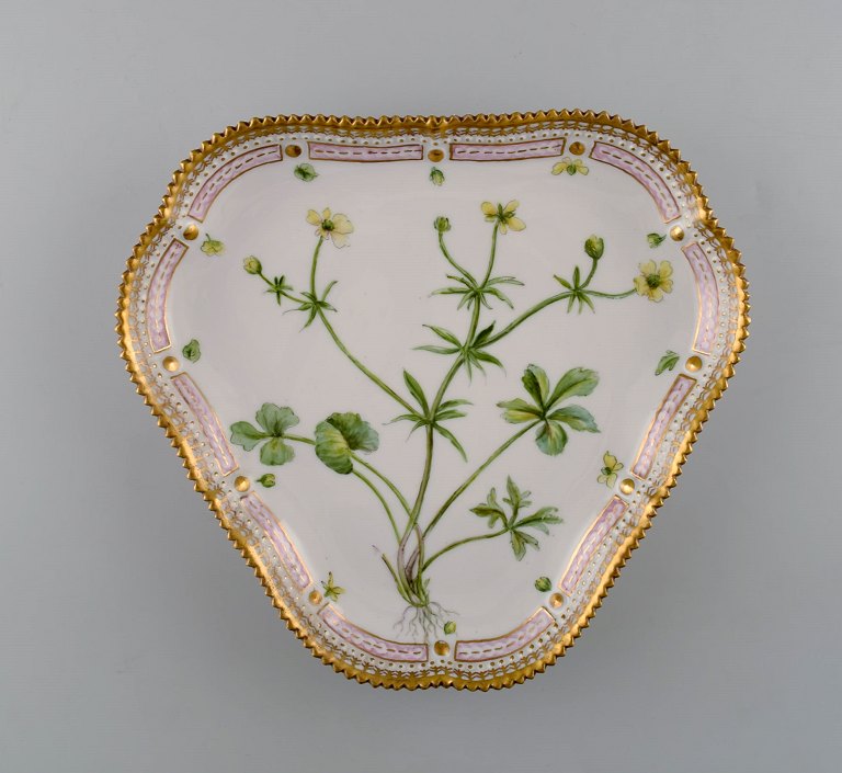 Royal Copenhagen Flora Danica tresidet fad af porcelæn, dekoreret i farver og guld med blomst.