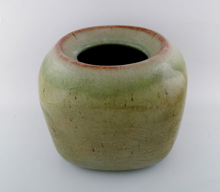 Edith Sonne for Bing & Grondahl. Large jar of glazed stoneware. Beautiful glaze in green shades. Mid-1900 s.