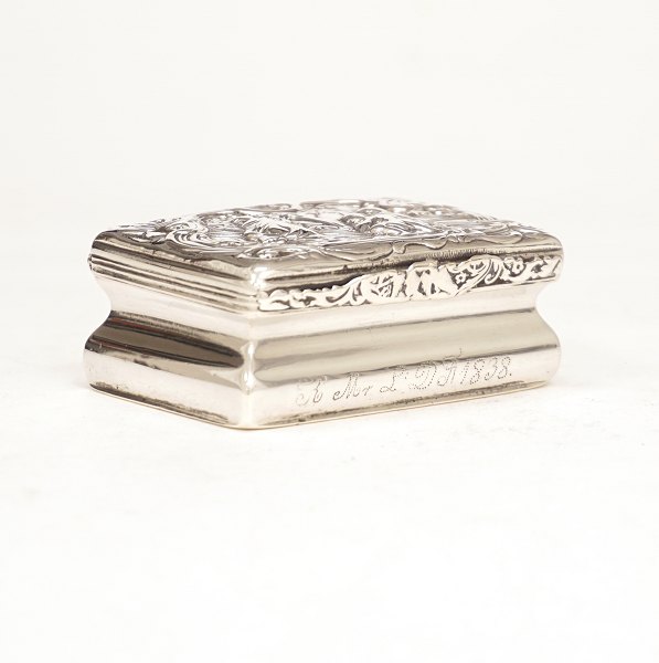 Christian Pedersen Høvring, Hobro 1754-67 and Randers 1767-94: A small Danish 
partly gilt silver snuff box. H: 2,6cm. 6,2x4,8cm. W: 86gr