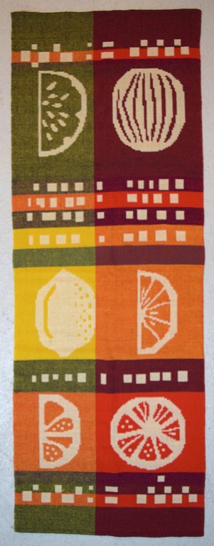 Maija Kolsi-Mäkelä, (finsk væver) for Helmi Vuorelma/TÄKÄNÄ Tapestry. Håndvævet "HEDELMÅ vægtæppe. 