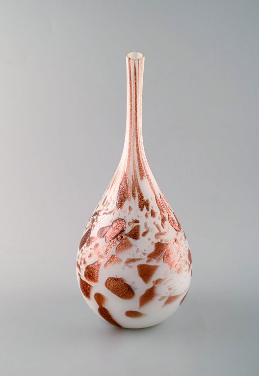 Murano vase med slank hals i mundblæst kunstglas. Messingfarvet på hvid bund. 1960´erne.