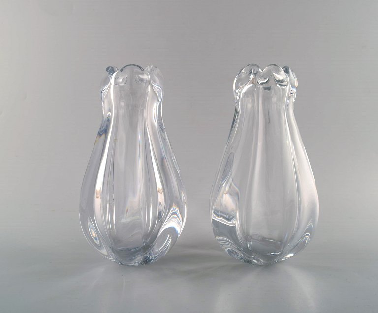 Vicke Lindstrand for Orrefors. A pair of "Stella Polaris" vases in mouth blown art glass. Mid-1900