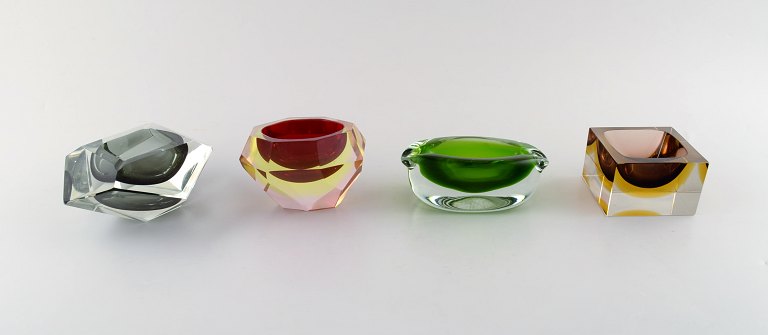 Collection of 4 "Sommerso" Murano bowls in mouth blown art glass, 1960s.