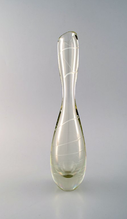 Mikko Helander for Humppila Lasi. Finsk kunstglas. Vase dekoreret med spiral. 1960
