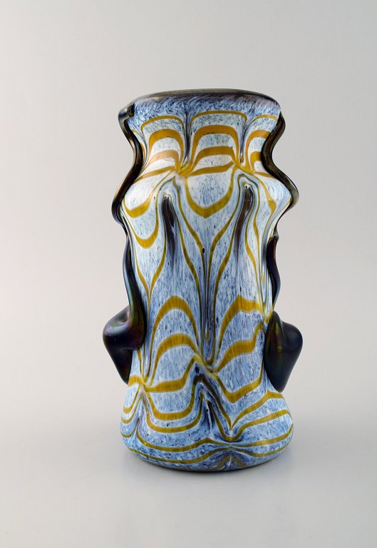 VETRERIA MAESTRI MURANESI / MURANO. Glass vase in favrile hand painted, mouth blown art glass. Art noveau style. Ca. 1960.