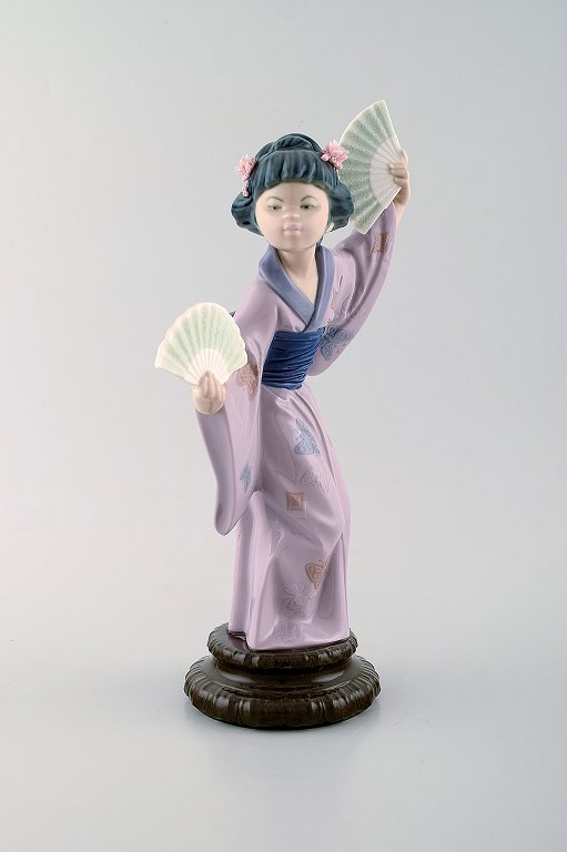 Lladro, Spanien. Stor figur i glaseret porcelæn. Geisha med vifter. 1900-tallet.