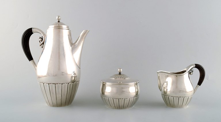 Johan Rohde for Georg Jensen. "Kosmos" coffee set in sterling silver with ebony 
handles. Dessin 45A and 45D.