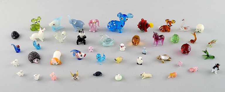 Skandinavisk design. En samling på 44 miniature figurer i håndlavet, mundblæst kunstglas. Diverse dyr. 1960/70