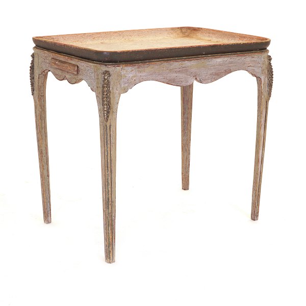 A Gustavian 18th century tray top table. Sweden circa 1780. H: 74cm. Tray top: 77x53cm