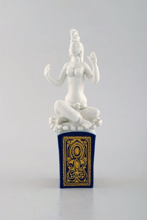 Peter Strang (f.1936) for Meissen. Blanc de chine "Scheherezade" figur på blå sokkel med gulddekoration. 1980/90