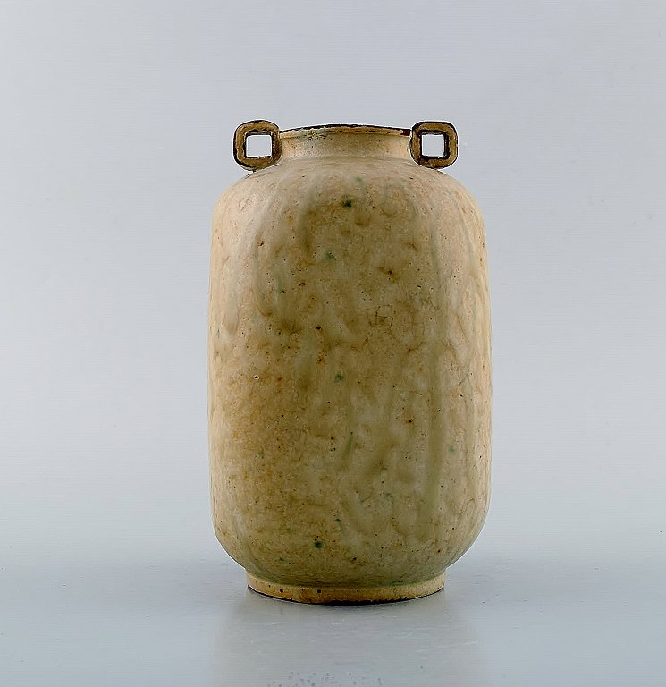 Arne Bang. Ceramic vase with square corpus with two small angled handles. Beautiful glaze in light earth tones. Model number 121. The model was manufactured from 1935-40.