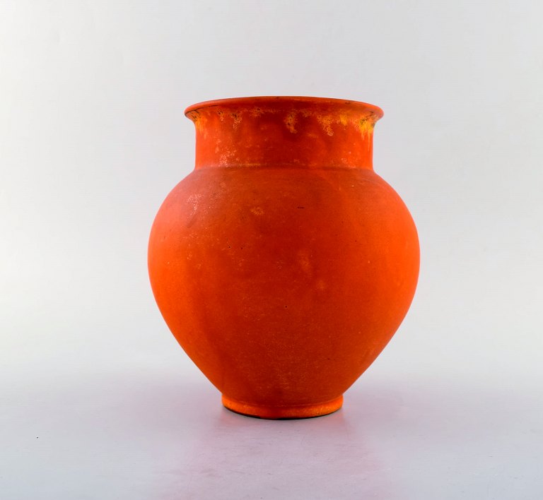 Svend Hammershøi for Kähler, HAK. Vase i glaseret stentøj. Smuk orange uranglasur. 1940