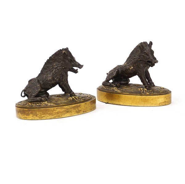 A pair of partly gilt Wild boars bronze figures. Italy circa 1860-80. H. 10,5cm. L: 14,5cm